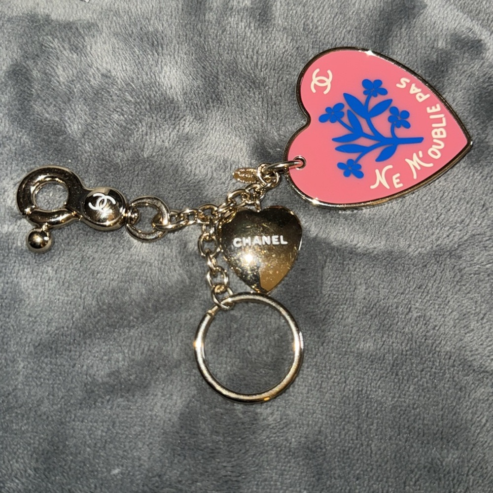 Preloved Chanel gold tone heart key-chain with key ring pink resin charm - Picture 3 of 7